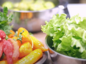 Elikadura burujabetza: munduko errezetak tokiko eta sasoiko produktuekin
