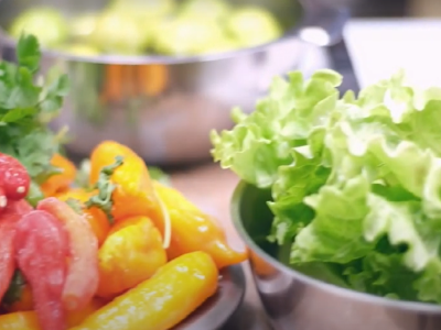 Elikadura burujabetza: munduko errezetak tokiko eta sasoiko produktuekin