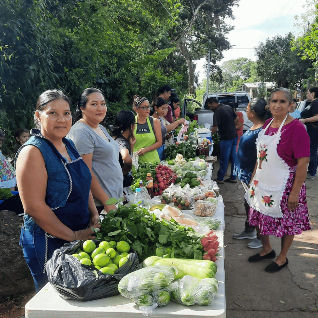 Mujeres productoras de Cuscatlán en mercado local