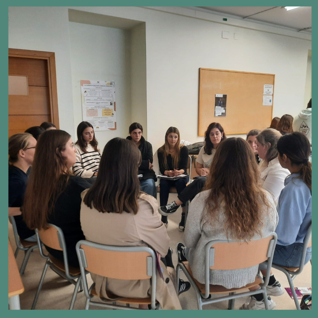 Estudiantes escuchan el testimonio de una mujer en una biblioteca humana
