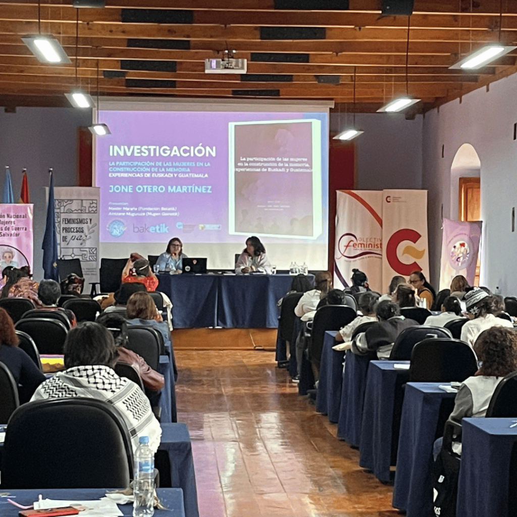 Presentación de investigación en el Centro Cultural de AECID en Antigua, Guatemala